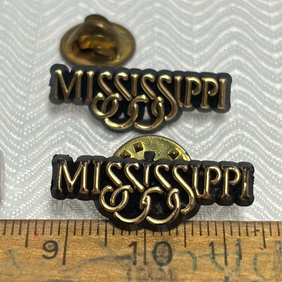 Lapel pins - Picture 8 of 10